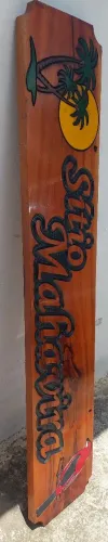 Placa entalhada para sítio 