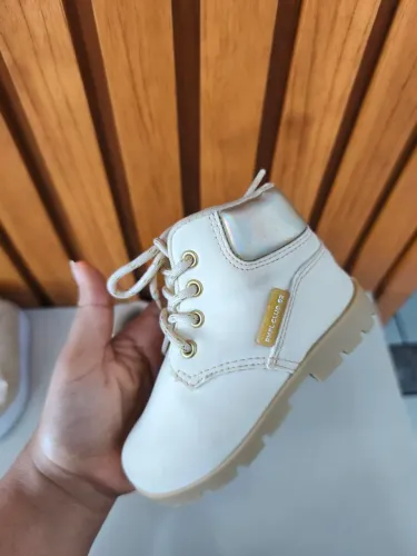 Bota Infantil Bege N°21 - Conforto e Estilo para sua pequena!