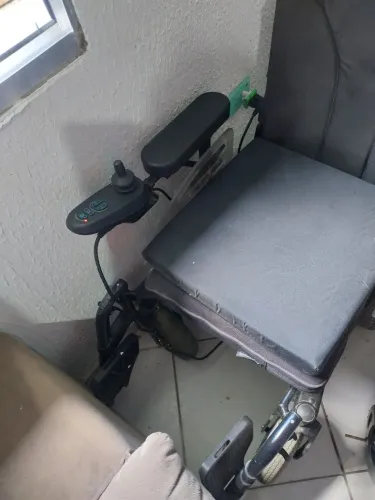 Vendo cadeira de roda motorizada otobock B 400 completa com carregador mais acessórios