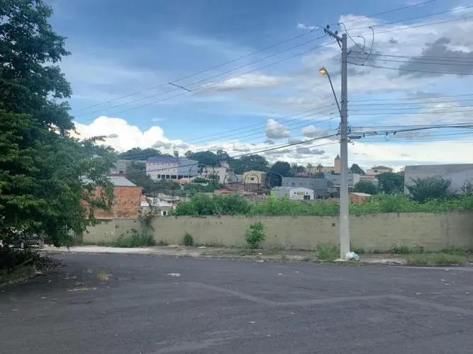 Terreno à venda com 602 m² no Parque São Quirino, Campinas.