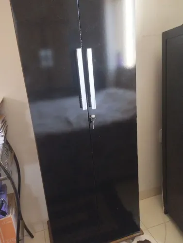 Guarda-roupa preto com design moderno