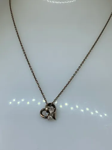 lindo colar de prata com pingente de coração com pedras