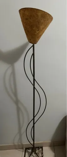Luminária de chão com design diferenciado