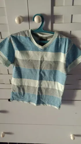 2 camisas Calvin Klein e Gap 4 anos