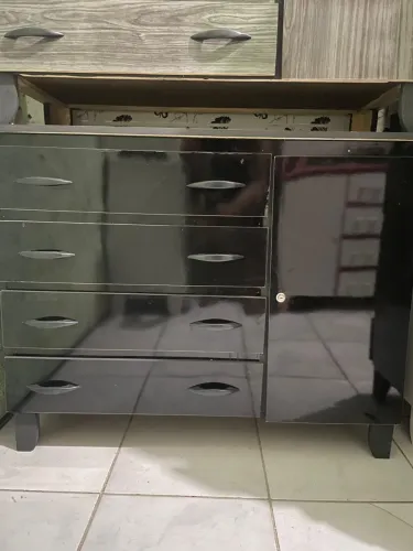 Cômoda preta com gavetas e porta