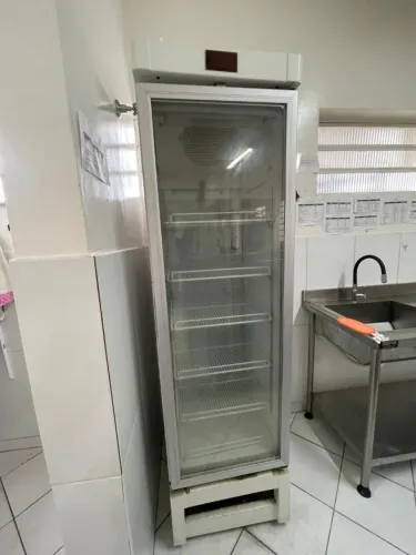 Freezer expositor vertical 337l Metal frio 220V
