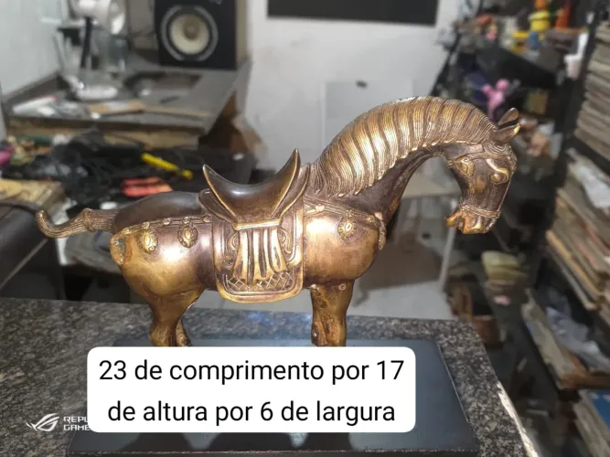 Cavalo e obra de arte em bronze com sela
