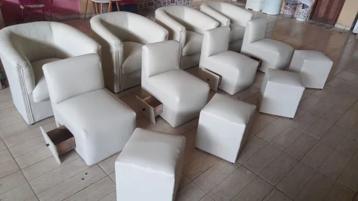 Conjunto de poltronas e puffs