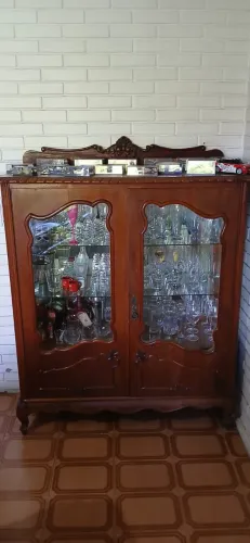 Cristaleira De Madeira Com Pés E Portas De Madeira E Vidro