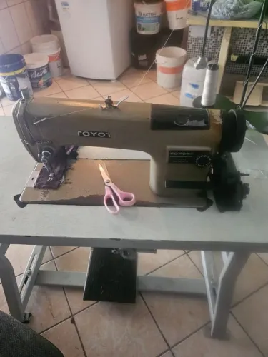 Máquina de costura reta marca Rayon funcionando perfeitamente , entrega por conta do comp