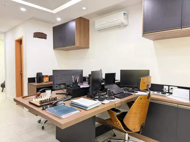 Sala montada para locação no Rossi Rio Branco Corporate.