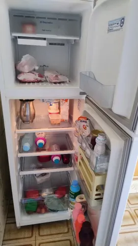 Vende se geladeira