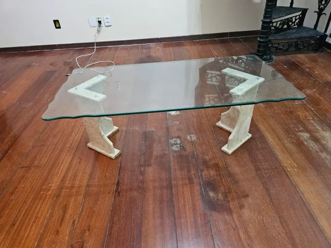 Centro para sala com pé de pedra de Bege Bahia e tampo de vidro 