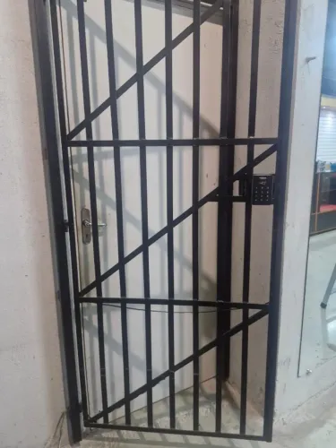 Porta de Ferro com porteiro digital Intelbras com senha