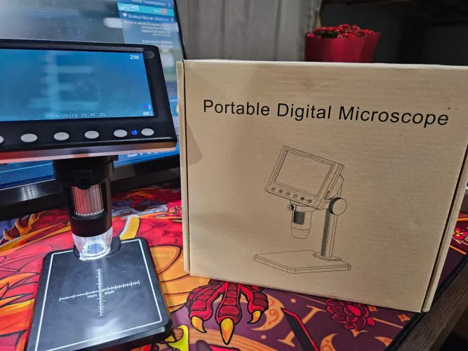 Microscópio digital portátil para eletrônica. 