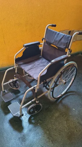 Cadeira de Rodas Dobrável em Aço D100 Dellamed<br>Escolha