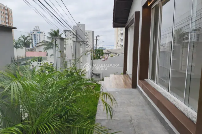Casa 03 DORMITORIOS à Venda em Barreiros - Próxima à Estácio de Sá e ao Colégio Elisa Andr