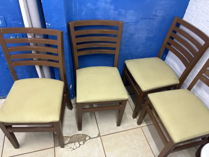 VENDE-SE 6 CADEIRAS DE MADEIRA
