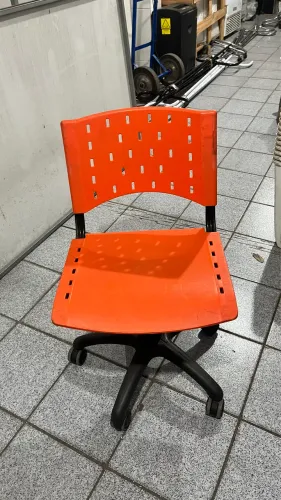 Cadeira giratória plástico injetável laranja