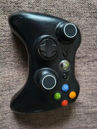 Controle Xbox 360 em bom estado.