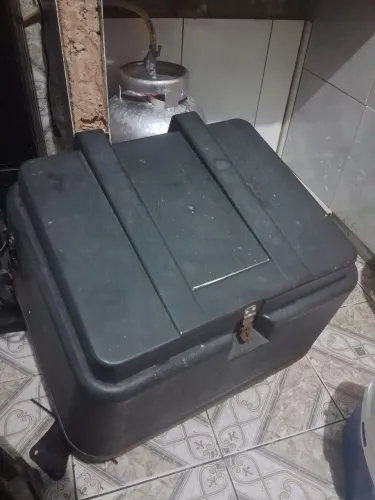 Baú 80 litros com suporte