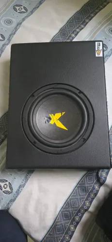 Esta é uma caixa de som amplificada Exclusive Mini Slim, likely modelo XC200