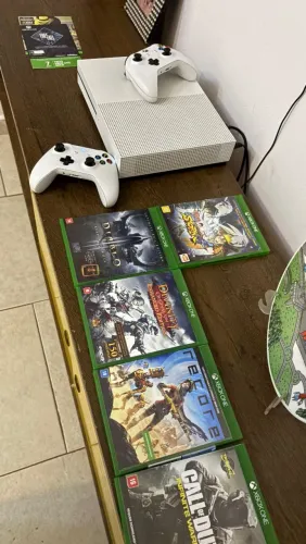 Xbox one s - 2 controles sem drifit + jogos 