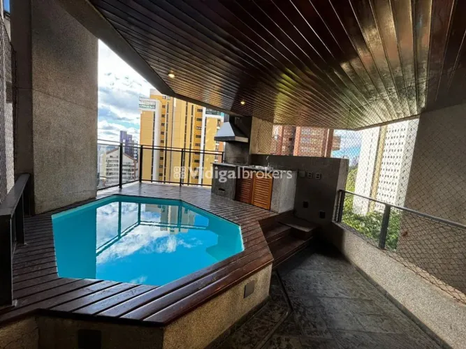 Apartamento com piscina privativa / projeto arrojado