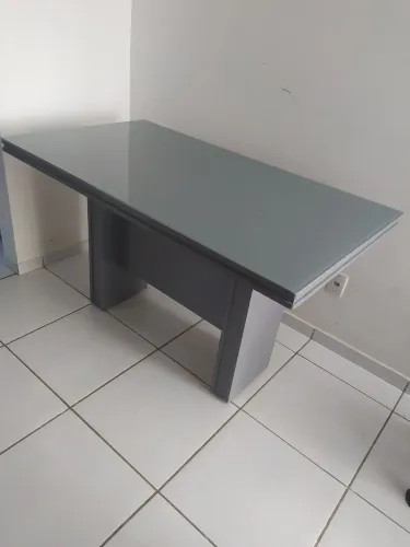 Vendo mesa 100% MDF bem conservada tanto com vidro