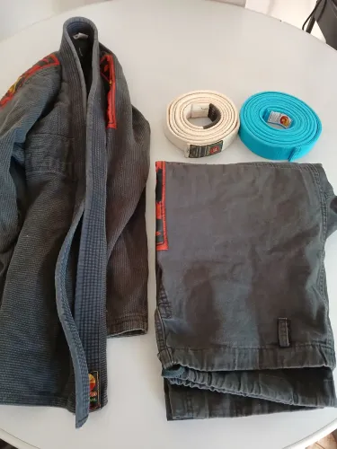 Kimono A3 e faixa branca e azul.