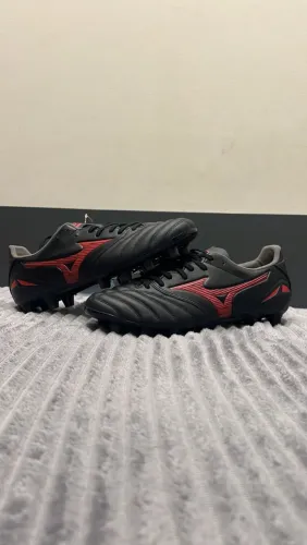 Chuteira mizuno neo preta com vermelha