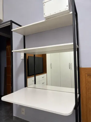 Mesa de Maquiagem Branca com Prateleiras e Estrutura Preta de Metal - Usada