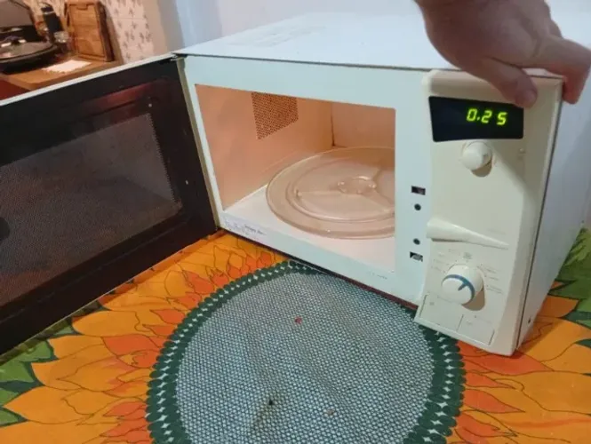 Microondas Consul Duplo Aquecimento (um pézinho quebrado)