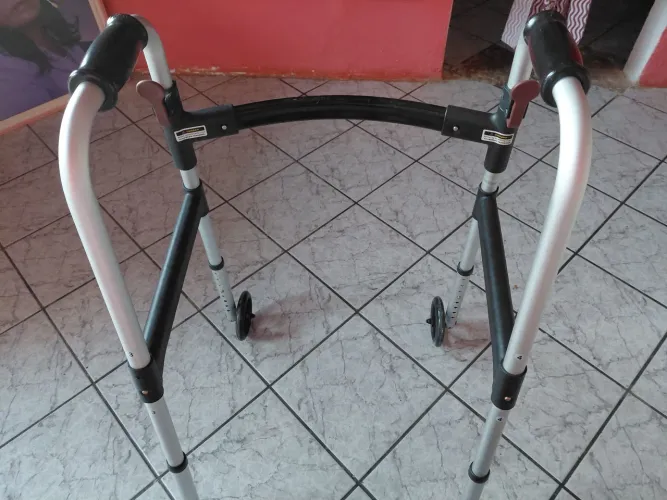 Vendo Andador semi novo