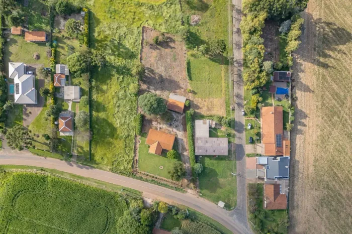 Chácara Em área Urbana à Venda, Com 3.739,50 M² De área Total E 48 Metros De Fre