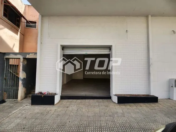 Loja para locação de 34 m², com banheiro". Bairro Amarelo/Centro, na avenida principal.