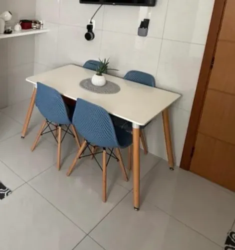Mesa em mdf com 4 cadeiras