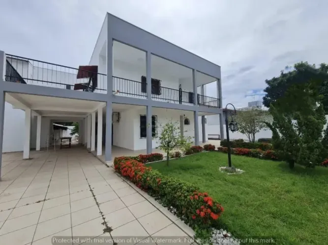 //Linda casa com piscina no Condomínio Le Village Blanc