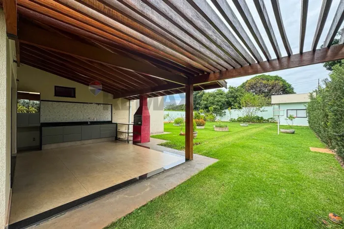 Casa térrea, 3 quartos, 1.073m² terreno por R$ 1.980.000,00 - Condomínio Bosque das Colina