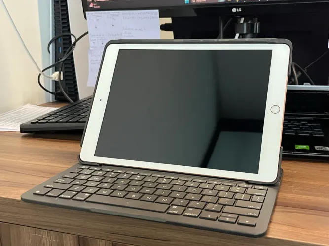 Ipad 8 32gb + Teclado Logitech original