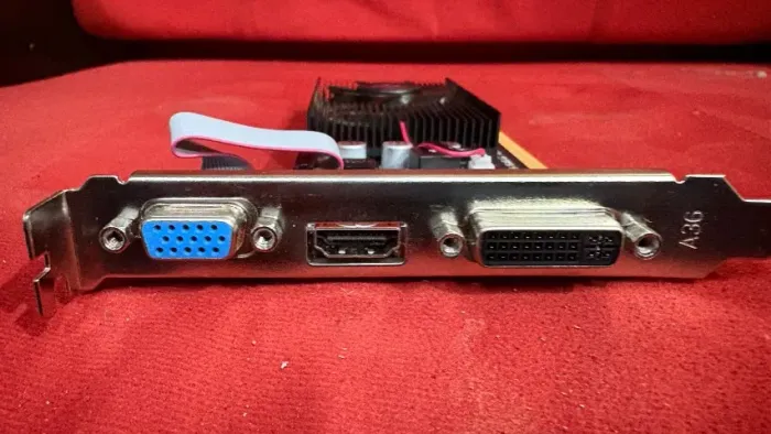 Placa de Vídeo Nvidia Knup GeForce GT 210 1GB PCI-Express HDMI VGA DDR3