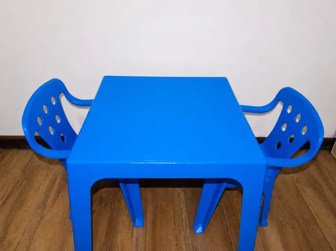 MESA INFANTIL COM DUAS CADEIRAS 