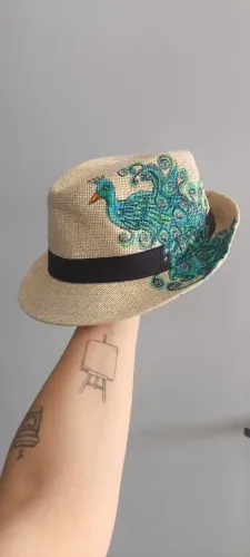 Chapéu de palha estilo fedora pintado artesanal de pavão tons de azul e verde