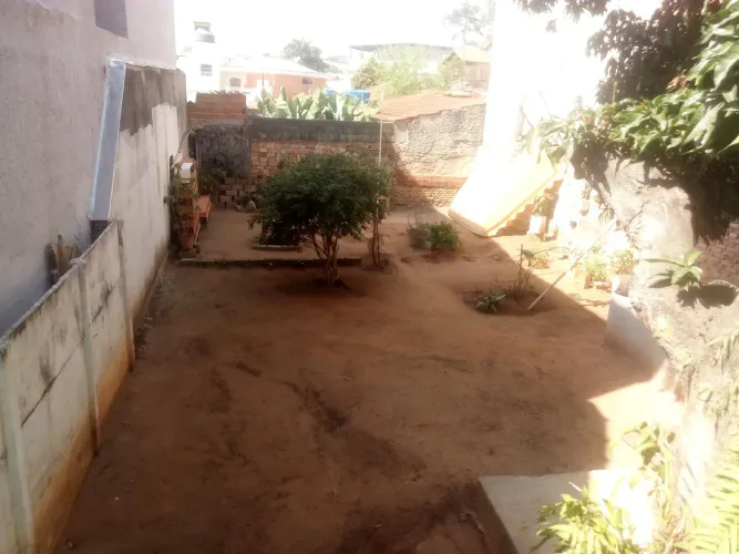 Terreno 8 x 34 m  tem casa de 4 comodos .Vila Rosaria -150 m av pires do Rio