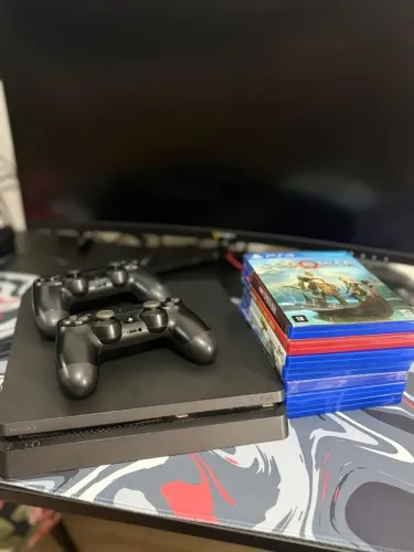 Vende-se ps4 mais 2 controles e 8 jogos