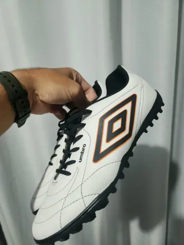 Chuteira umbro nova