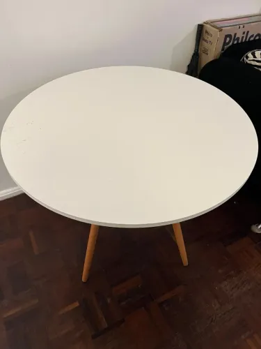 Mesa Redonda Branca com pés de madeira