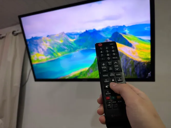 TV Samsung Smart 32, em Perfeito Estado + Suporte Articulado + Controle Original