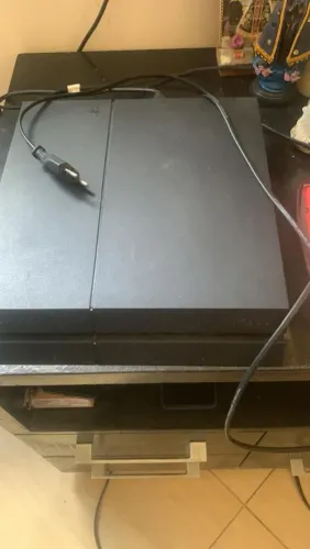 Ps4 Ótimo Estado com controle original Com HD 500 gigas com jogos e tem TB cd de futebol