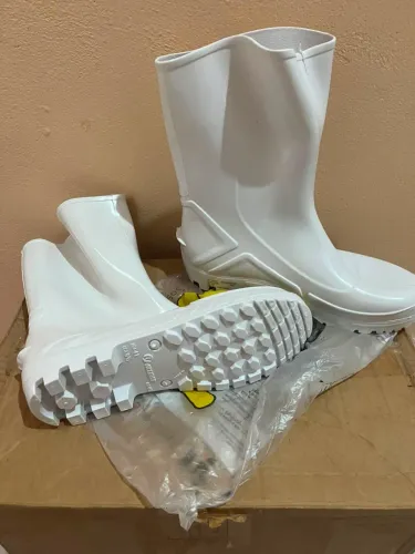 Bota branca de borracha nova